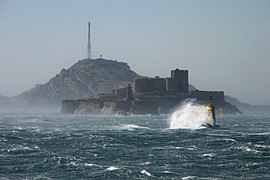 Mistral soufflant en tempête sur les îles du Frioul : au premier plan, le château d'If, devant l'île de Pomègues.