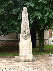 Monument aux morts, près de la mairie.