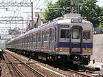 貫通扉窓が大型の6000系初期車[注 3]6001F （帝塚山駅 - 岸里玉出駅間）