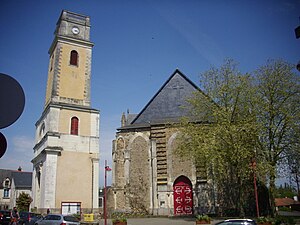 Façade de l'église Saint-Christophe (1902) avec son clocher de 1840.