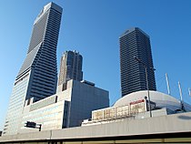 OSAKA BAY TOWER（画像手前左右）とクロスタワー大阪ベイ（同奥）