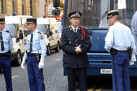 Denna bild demonstrerar skillnaden mellan gendarmeriets och den franska polisens uniformer. Mannen i mitten är ett högre polisbefäl, i en uniform inspirerad av den anglosaxiska polistraditionen, övriga är gendarmer.