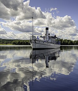 Siljan, um barco a vapor construído em 1868 para rebocar troncos de madeira flutuante. Lago Insjön, Dalarna, Suécia. (definição 3 212 × 3 748)