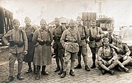 Soldats du 110e RI après la guerre de 14-18 : présence de la fourragère aux couleurs de la médaille militaire.