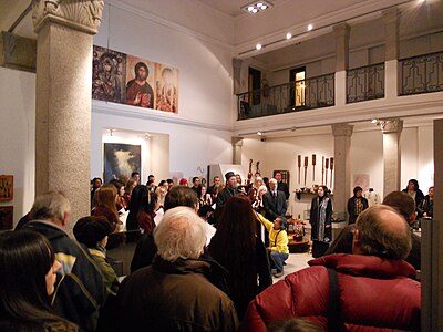 Rassemblement culturel dans la galerie.