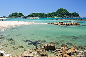 竹野海岸の竹野浜、遠景に望むは猫崎半島 原作：Hashi_photo