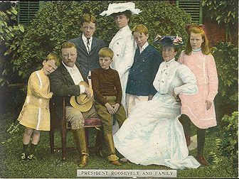 Portrait de Theodore Roosevelt, président des États-Unis d’Amérique, et sa famille (1903). (définition réelle 936 × 702*)