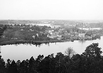 Panorama från Nybohovsberget med sjön Trekanten nedanför omkring år 1900 och i september 2010. På vänstra bilden syns industriområdet Nynäs vid sjöstrandens norra sida. På högra sidan skymtar Anticimex vita kontorskomplex genom grönskan.