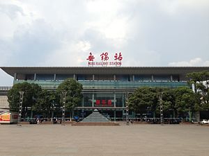 上：无锡站南广场 （广场、地下道以及周边建筑已开工改建） 下：无锡站北广场