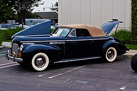 Cabriolet deux portes, apparu en 1941.