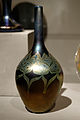 Vase en forme de bouteille avec éclat bleu paon, Louis Comfort Tiffany