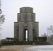 Das Kriegerdenkmal auf der unteren Terrasse