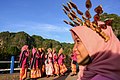 Para wanita berpakaian adat baju bodo dan Lipa' Sabbe di Rammang-Rammang