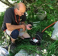 Essais radios dans le ravin des Pasqueirets destinés à localiser les galeries de la grotte des Chamois.