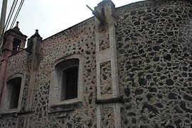 Costado de la iglesia desde el puente