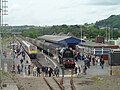 カーマーゼン駅（en）に停車するデューク・オブ・グロスター号。熱狂的な鉄道ファンが集まった。（2007年5月26日）