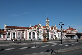 Photographie du bâtiment voyageurs (façade du côté ville) de la gare d'Abbeville, par temps ensoleillé.