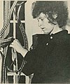 Ferne Jacobs weaving in 1972 (From Sculpture in Fiber which is PD!)