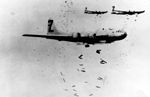 Bombardiers B-29 Superfortress larguant des bombes incendiaires sur Yokohama en mai 1945.