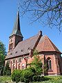 Kirche mit Friedhofsportal und Feldsteintrockenmauer