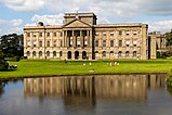 Vänster: Lacock i Wiltshire valdes ut att spela rollen som byn Meryton i TV-serien. Höger: Lyme Park i Cheshire tjänade som exteriör för TV-seriens Pemberley, Mr. Darcys gods i Derbyshire.