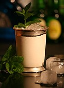 Mint Julep im Silber­becher