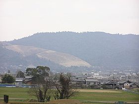 Vue du mont Wakakusa (au centre) et du mont Kasuga (à droite) depuis le palais de Nara.