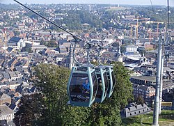 Un ensemble de trois cabines se dirige vers la station amont, en septembre 2021.