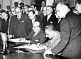 Signature du pacte créant la République arabe unie par Nasser et le président syrien Choukri al-Kuwatli.