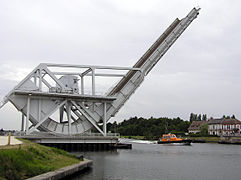 Ponte balancín de Pegasus, sobre a Canle de Caen, en Normandía (Francia)