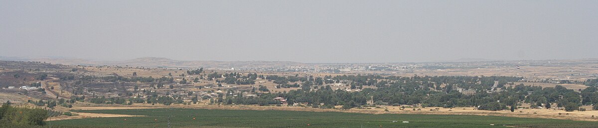 קונייטרה ההרוסה. מאחוריה קוניטרה החדשה.