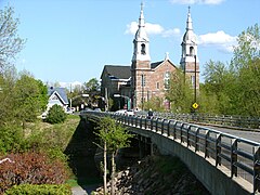 Pont sur la rivière Rigaud.