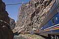 Ein Zug unterhalb der Royal Gorge Brücke, März 2010