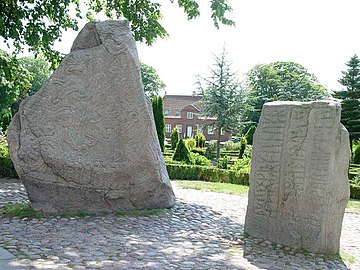 Dos des deux pierres runiques de Jelling