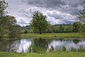 Vue sur l’îlot de la Magna Carta avec l’Air Forces Memorial à gauche