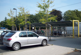 Parking et parc à vélos.