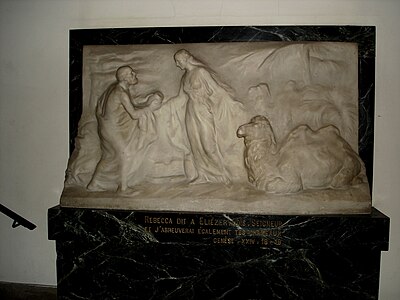 Bas-relief de Rebecca donnant à boire à Éliézer et à ses chameaux. Ce bas-relief, représentant des figures humaines, se trouve dans un vestibule à l’entrée de la synagogue.