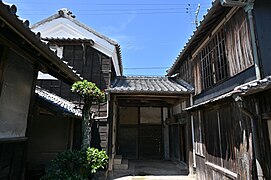 内田佐七住宅の戌亥蔵（左）と隠居屋（右）