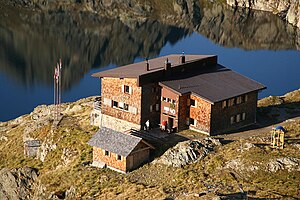 Wangenitzseehütte mit See