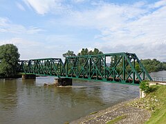 Vista lateral del puente ferroviario en celosía de hierro sobre el río Mura en Mursko Središće, Croacia.