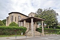 Extérieur de l'église paroissiale de Bélus.