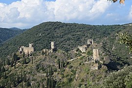 Los castillos de Lastours, como muchos castillos construidos por los cruzados en Tierra Santa, sufrieron la cruzada albigense