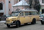 En österrikisk Steyr veteranbuss från 1950-talet framför Marienkirche på Stadtplatz i Steyr