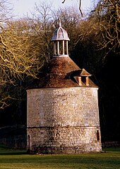 Colombier situé dans le parc de l'abbaye de Mortemer (Eure) .