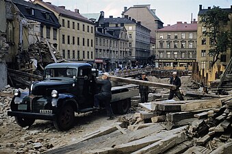 Klarabergsgatan österut med bygget för tunnelbanan 1953. Husmoderns varuhus i fonden.