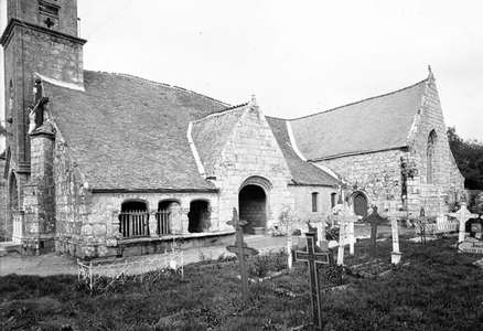 L'église Saint-Jean-Baptiste en 1922 avant le transfert du cimetière.