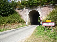 Pont de la ligne de chemin de fer sur la D 117, à l'entrée du hameau de Montcrux.