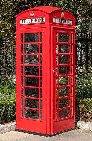 תא טלפון אדום, בחזית קתדרלת סנט פול, לונדון, אנגליה.