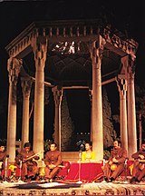 جلال ذوالفنون در حال نواختن سه تار در جشن هنر شیراز در حافظیه
