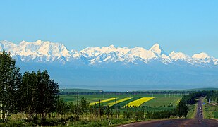 Khan Tengri i Jengish Chokusu viđeni s kineske provincijske ceste S313